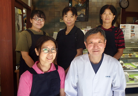 羽田甘精堂のスタッフ写真